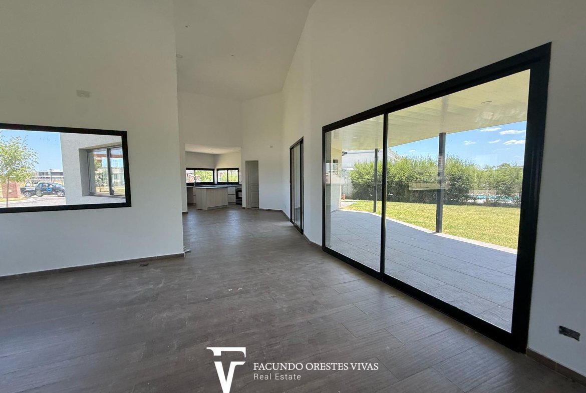 CASA – CUATROAMBIENTES – DOSBAÑOSCOMPLETOS – PARQUE – COCHERA – PARRILLA – CANNING