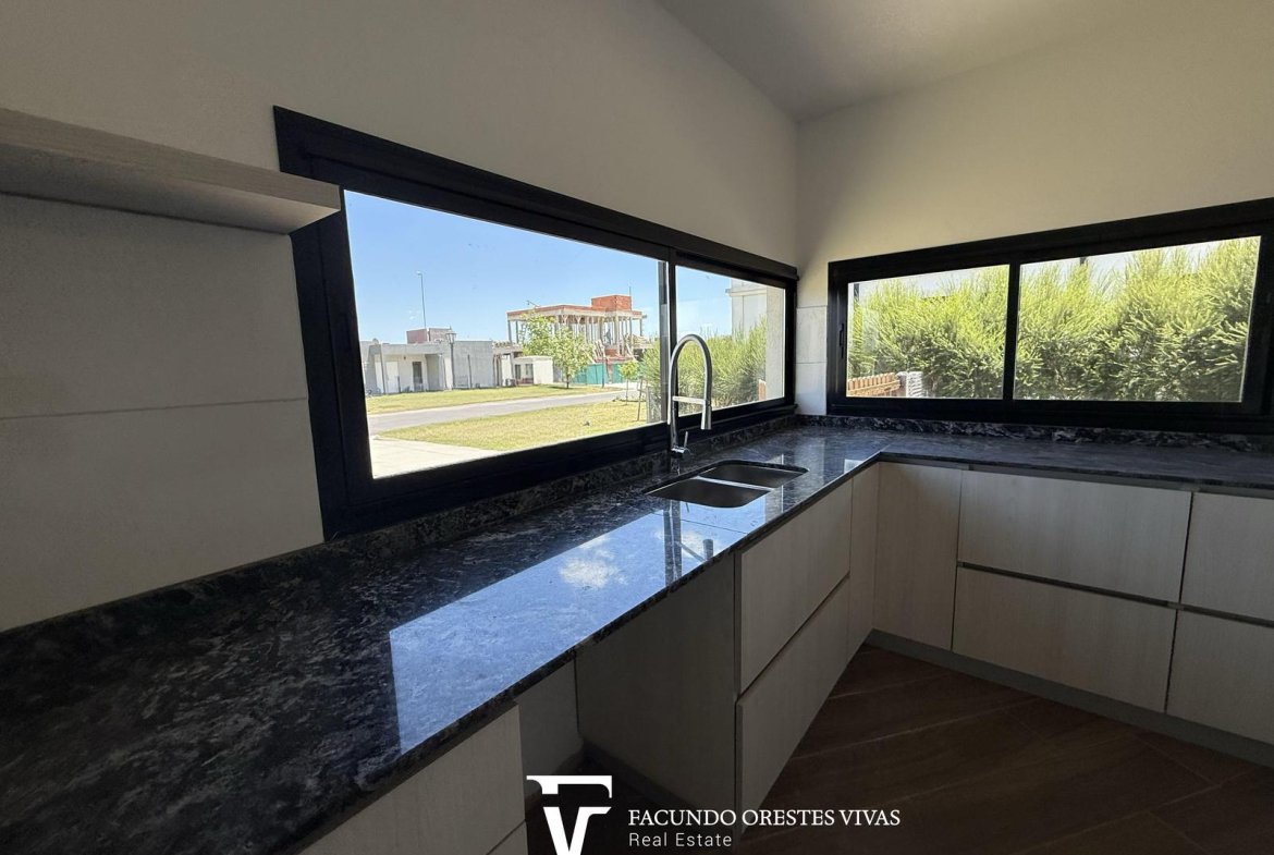 CASA – CUATROAMBIENTES – DOSBAÑOSCOMPLETOS – PARQUE – COCHERA – PARRILLA – CANNING