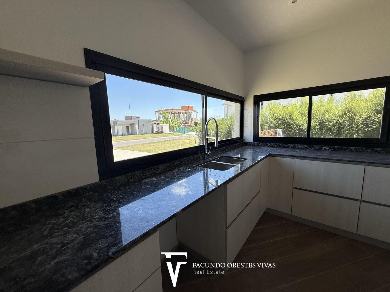 CASA – CUATROAMBIENTES – DOSBAÑOSCOMPLETOS – PARQUE – COCHERA – PARRILLA – CANNING