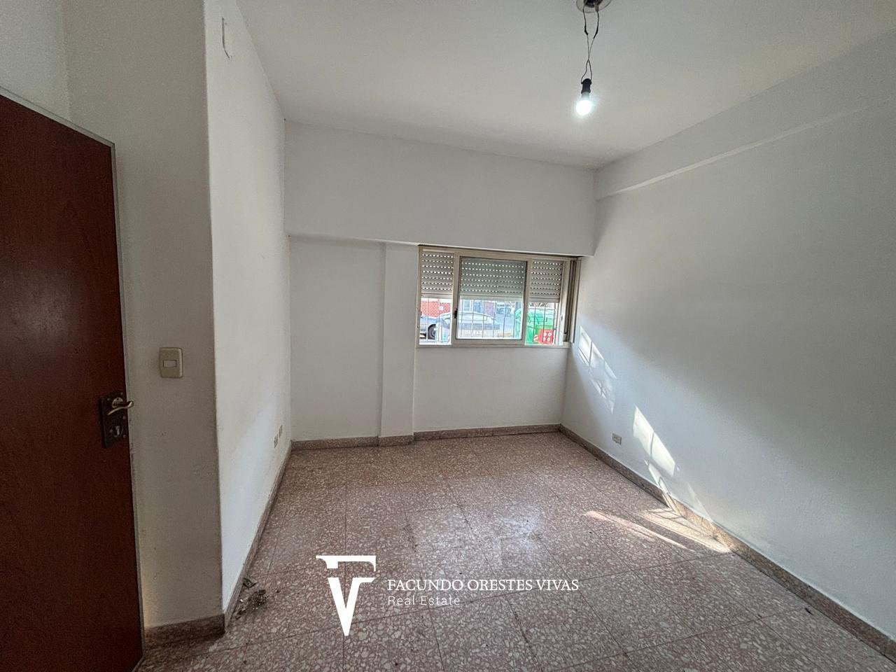 VENTA-LINIERS-DOS AMBIENTES-PLANTA BAJA-PATIO-LAVADERO
