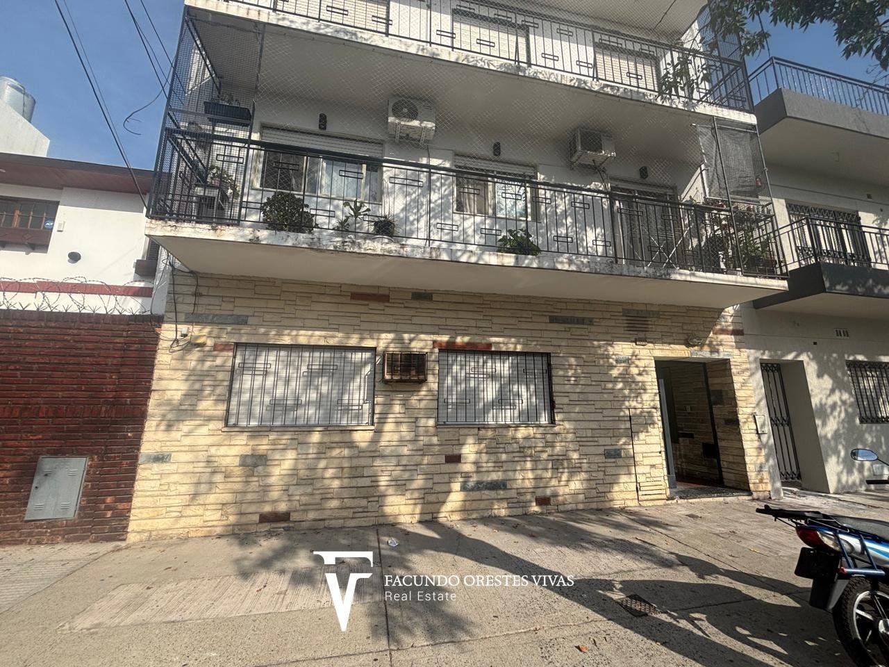 VENTA-LINIERS-DOS AMBIENTES-PLANTA BAJA-PATIO-LAVADERO