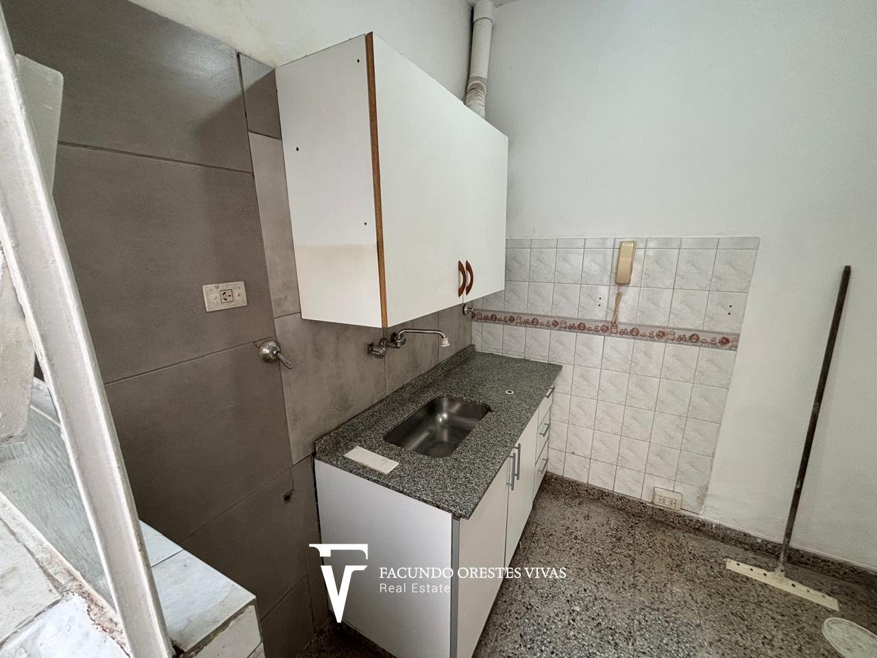 VENTA-LINIERS-DOS AMBIENTES-PLANTA BAJA-PATIO-LAVADERO