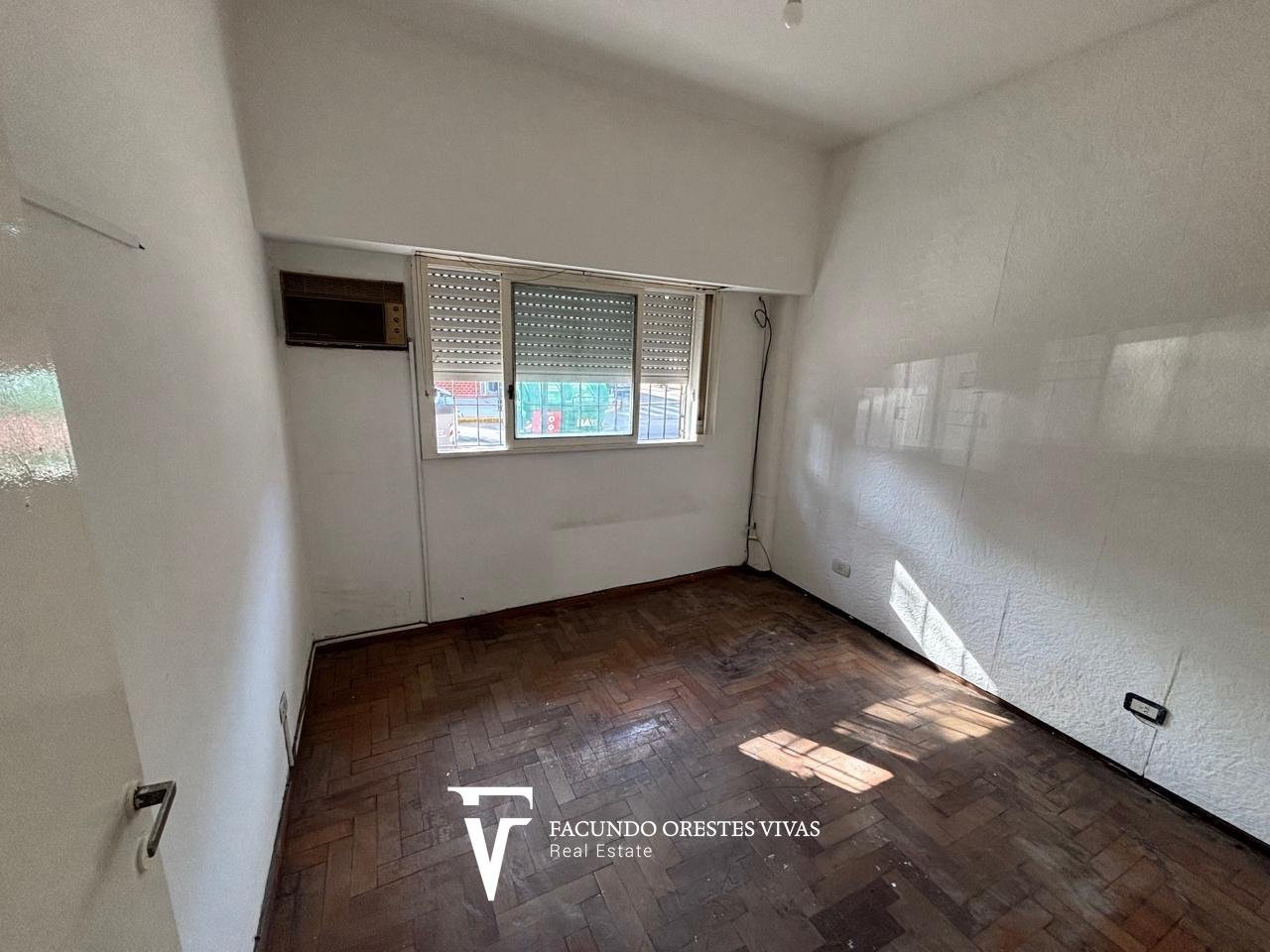 VENTA-LINIERS-DOS AMBIENTES-PLANTA BAJA-PATIO-LAVADERO