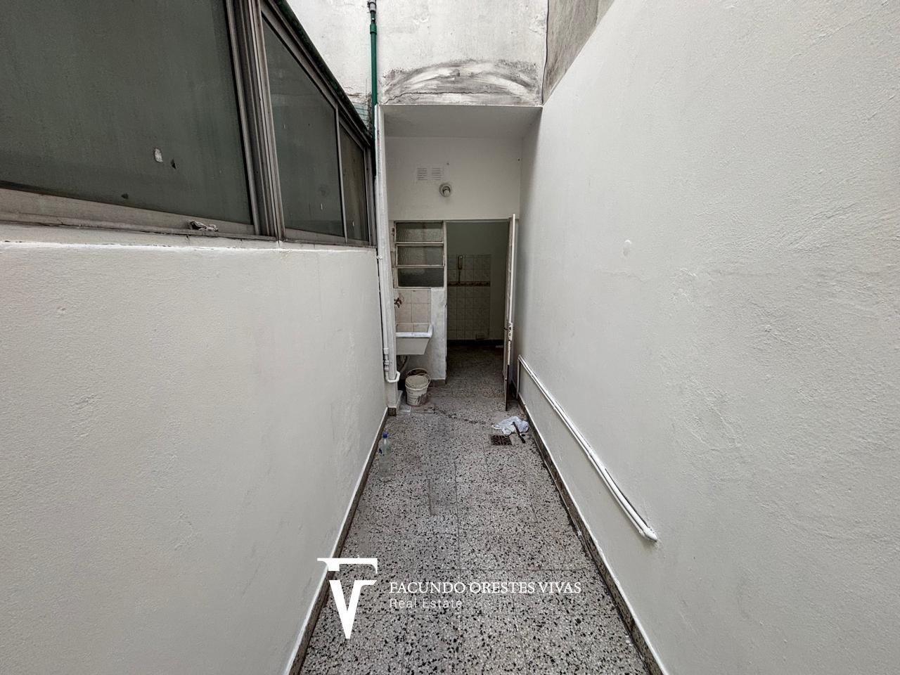 VENTA-LINIERS-DOS AMBIENTES-PLANTA BAJA-PATIO-LAVADERO