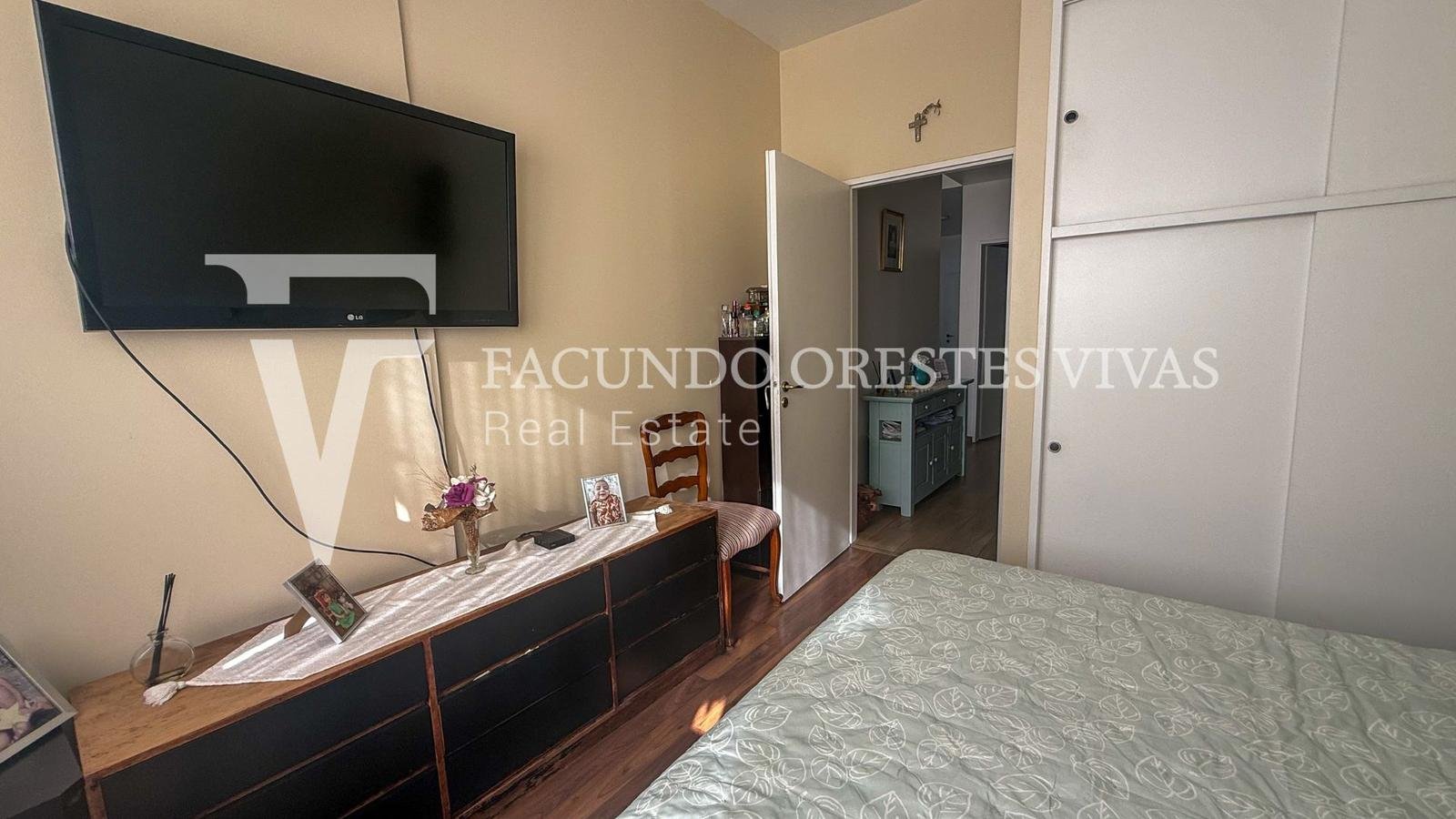 VENTA-DEPARTAMENTO-TRES AMBIENTES-BALCON-FLORES