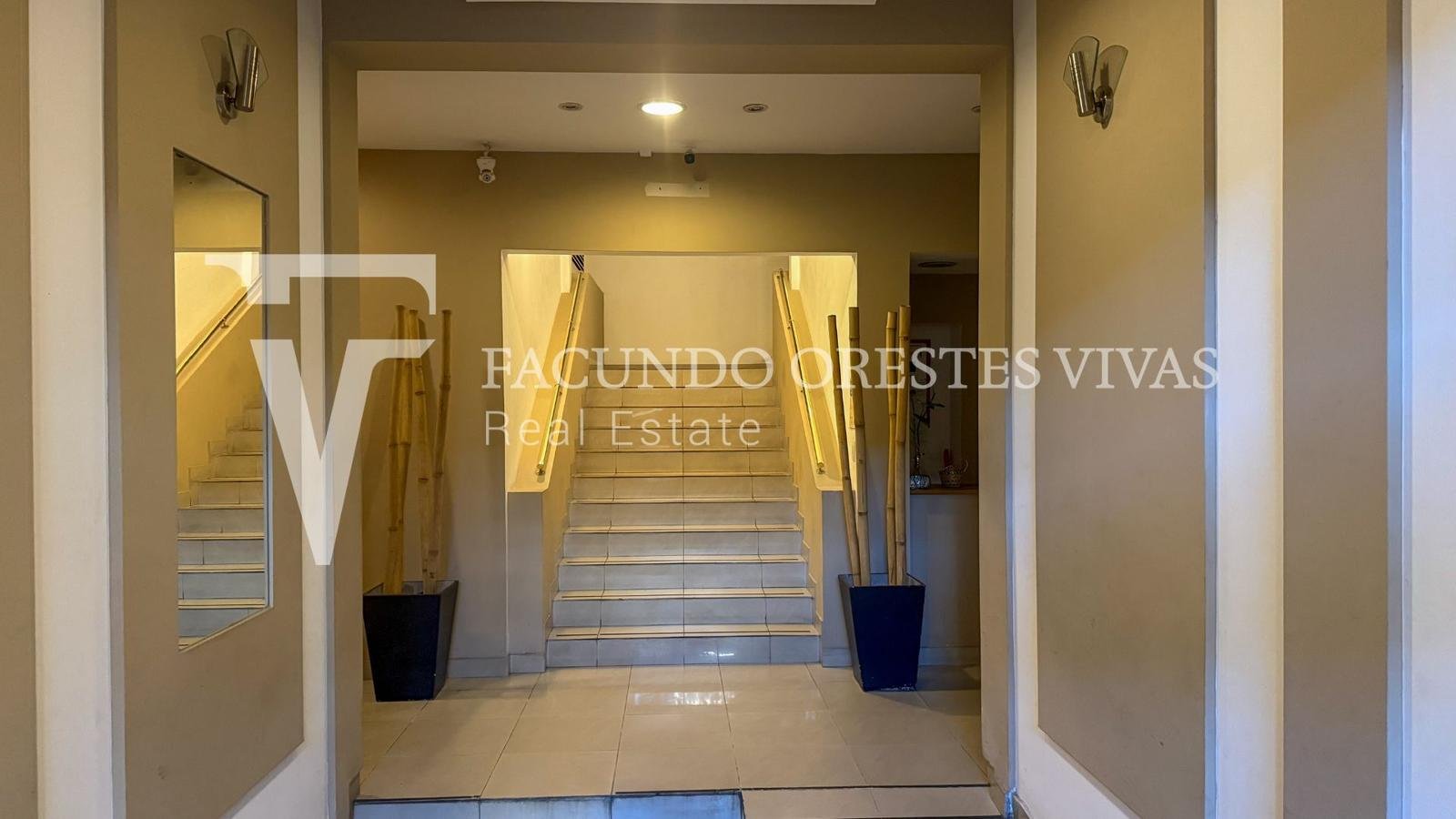 VENTA-DEPARTAMENTO-TRES AMBIENTES-BALCON-FLORES