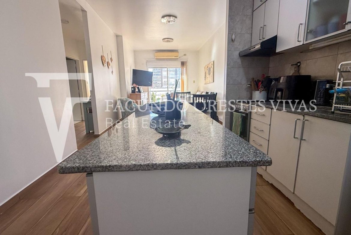 VENTA-DEPARTAMENTO-TRES AMBIENTES-BALCON-FLORES