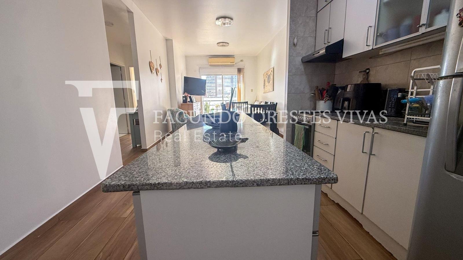 VENTA-DEPARTAMENTO-TRES AMBIENTES-BALCON-FLORES