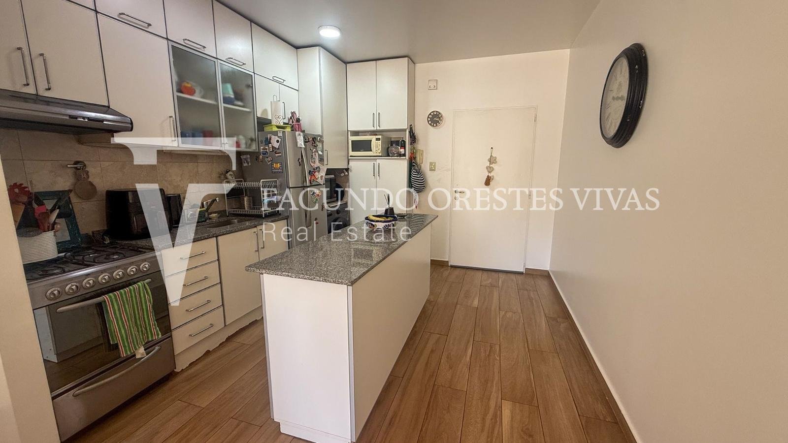 VENTA-DEPARTAMENTO-TRES AMBIENTES-BALCON-FLORES