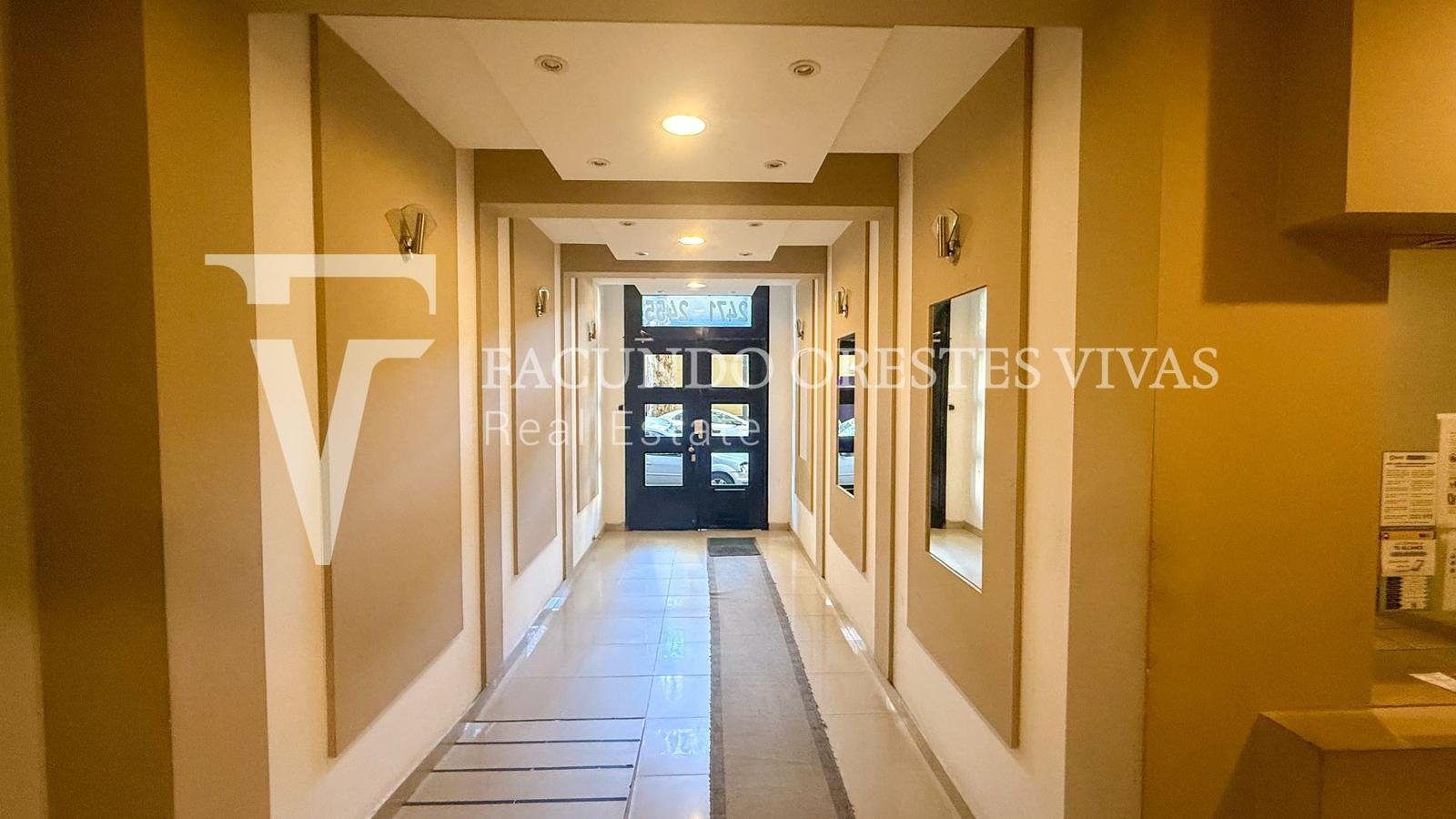 VENTA-DEPARTAMENTO-TRES AMBIENTES-BALCON-FLORES