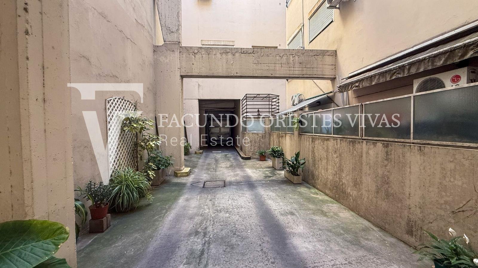 VENTA-DEPARTAMENTO-TRES AMBIENTES-BALCON-FLORES