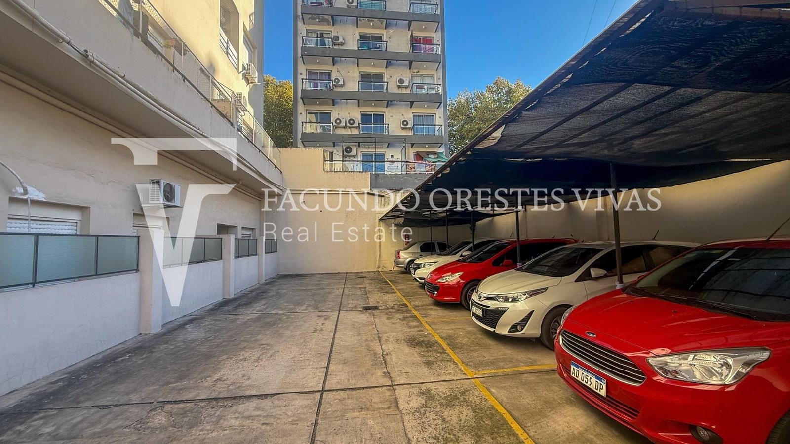 VENTA-DEPARTAMENTO-TRES AMBIENTES-BALCON-FLORES