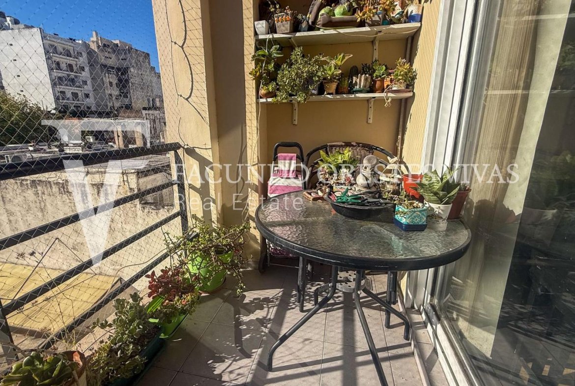 VENTA-DEPARTAMENTO-TRES AMBIENTES-BALCON-FLORES