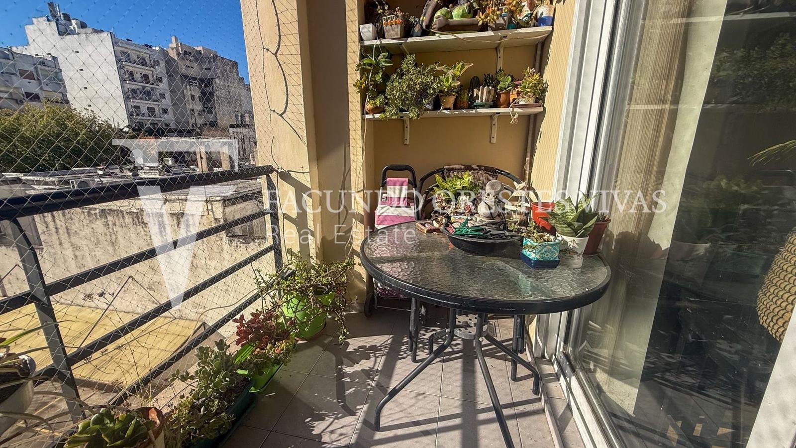 VENTA-DEPARTAMENTO-TRES AMBIENTES-BALCON-FLORES