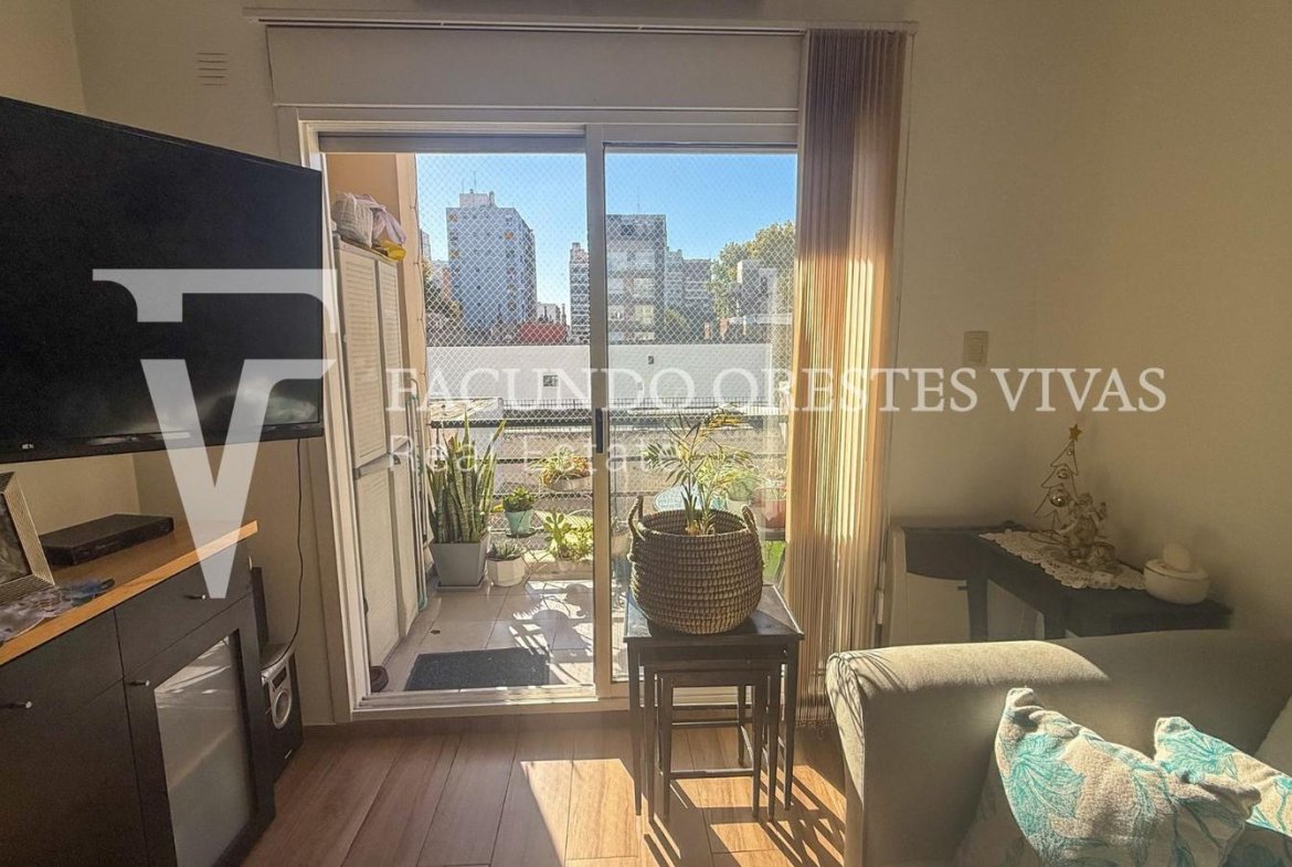 VENTA-DEPARTAMENTO-TRES AMBIENTES-BALCON-FLORES