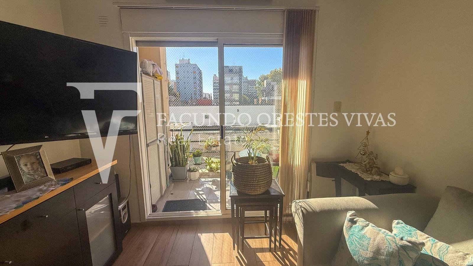 VENTA-DEPARTAMENTO-TRES AMBIENTES-BALCON-FLORES