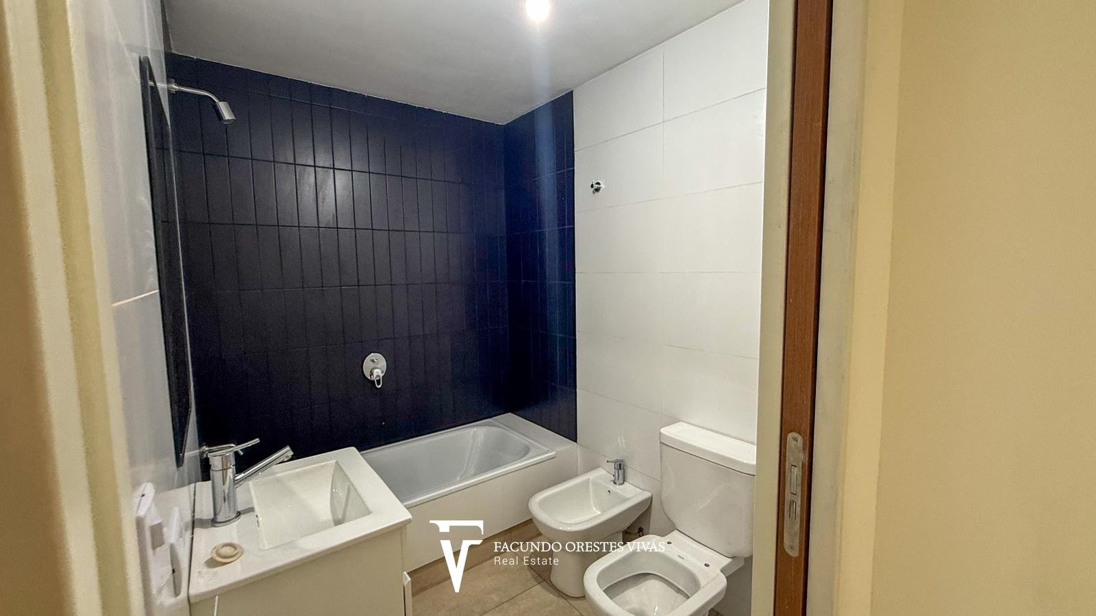 VENTA-DEPARTAMENTO-DOS AMBIENTES- BALCÓN-FRENTE-VILLA LURO