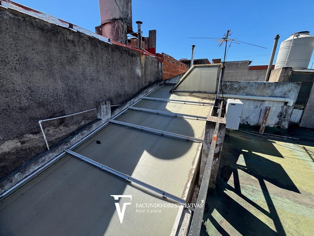 VENTA – CASA – LOTE PROPIO – TRES AMBIENTES – GARAGE/LOCAL – CIUDADELA
