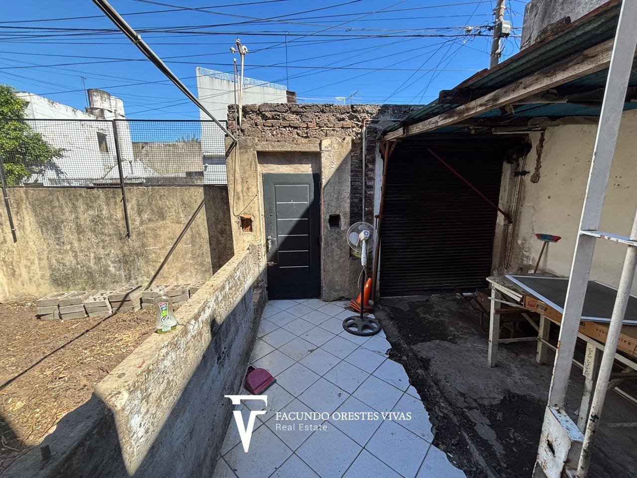 VENTA – CASA – LOTE PROPIO – TRES AMBIENTES – GARAGE/LOCAL – CIUDADELA
