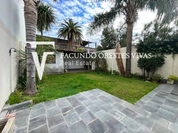 VENTA-CASA- TRES AMBIENTES-JARDIN-COCHERA-LOTE PROPIO-LINIERS