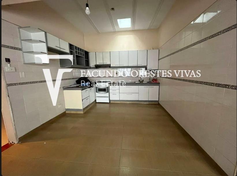 VENTA-CASA- TRES AMBIENTES-JARDIN-COCHERA-LOTE PROPIO-LINIERS