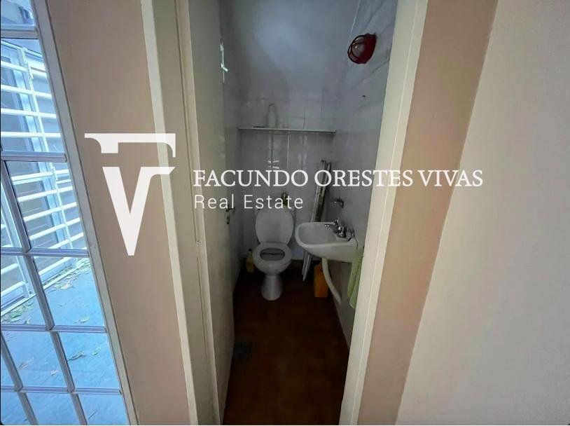 VENTA-CASA- TRES AMBIENTES-JARDIN-COCHERA-LOTE PROPIO-LINIERS