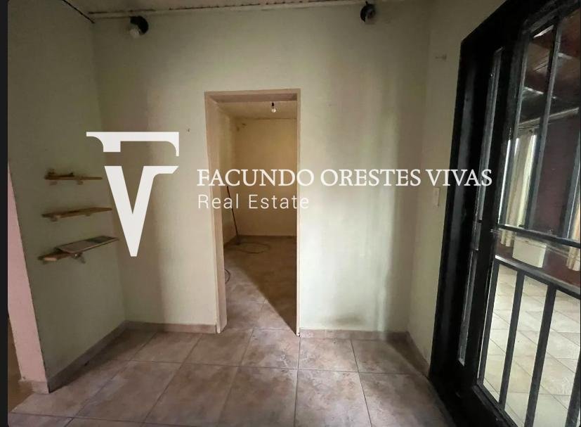 VENTA-CASA- TRES AMBIENTES-JARDIN-COCHERA-LOTE PROPIO-LINIERS
