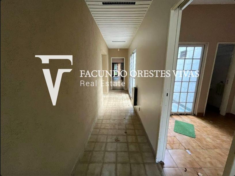 VENTA-CASA- TRES AMBIENTES-JARDIN-COCHERA-LOTE PROPIO-LINIERS