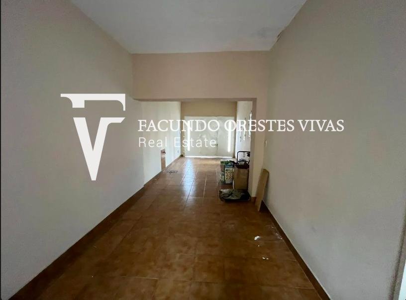 VENTA-CASA- TRES AMBIENTES-JARDIN-COCHERA-LOTE PROPIO-LINIERS