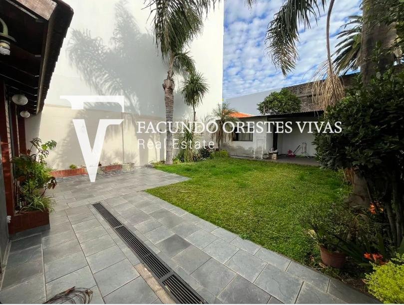 VENTA-CASA- TRES AMBIENTES-JARDIN-COCHERA-LOTE PROPIO-LINIERS