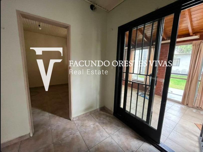 VENTA-CASA- TRES AMBIENTES-JARDIN-COCHERA-LOTE PROPIO-LINIERS