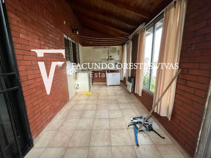 VENTA-CASA- TRES AMBIENTES-JARDIN-COCHERA-LOTE PROPIO-LINIERS