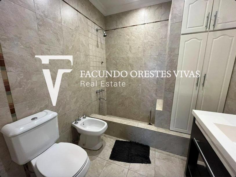 VENTA-CASA- TRES AMBIENTES-JARDIN-COCHERA-LOTE PROPIO-LINIERS