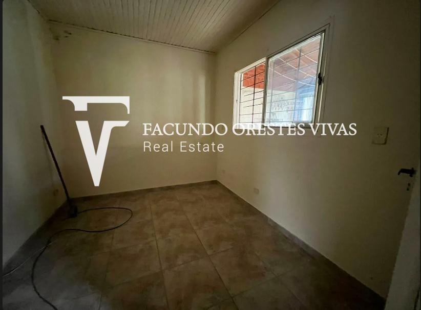 VENTA-CASA- TRES AMBIENTES-JARDIN-COCHERA-LOTE PROPIO-LINIERS