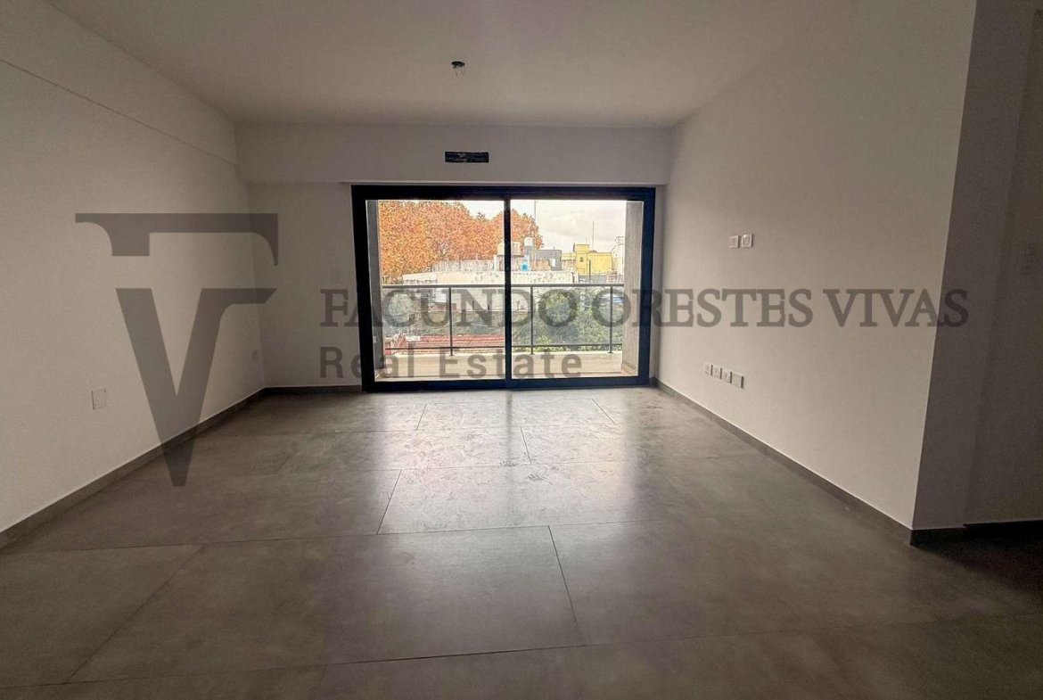 VENTA – DEPARTAMENTO – TRES AMBIENTES – MATADEROS – BALCON
