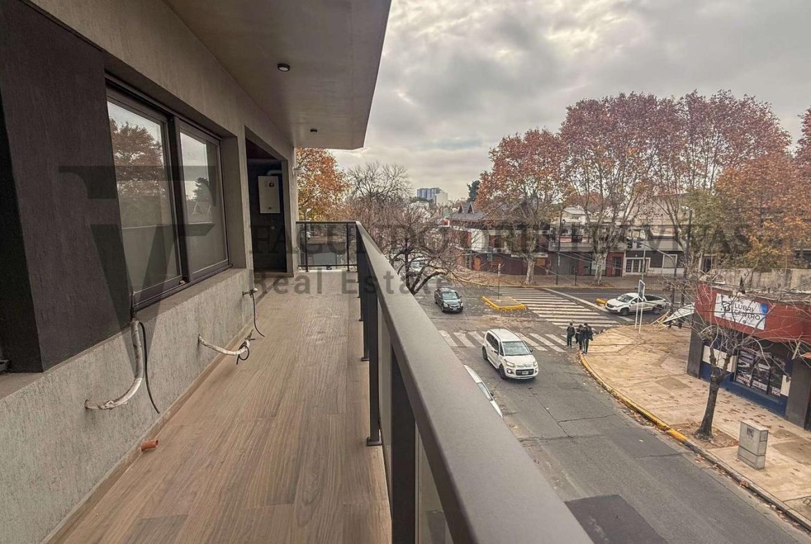 VENTA – DEPARTAMENTO – TRES AMBIENTES – MATADEROS – BALCON