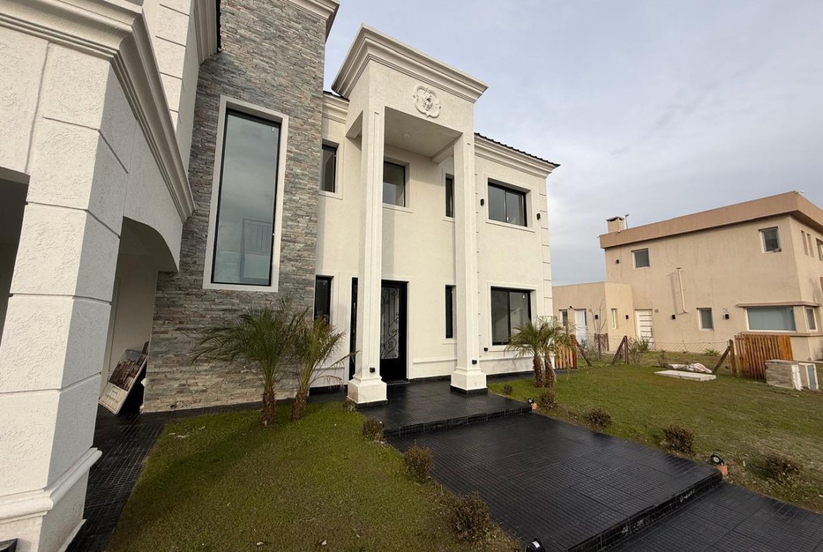 VENTA- CASA- CINCO AMBIENTES-CAYEGORIA-PARRILLA-PILETA-BALCON ATERRAZADO-LAGOS DE CANNING-
