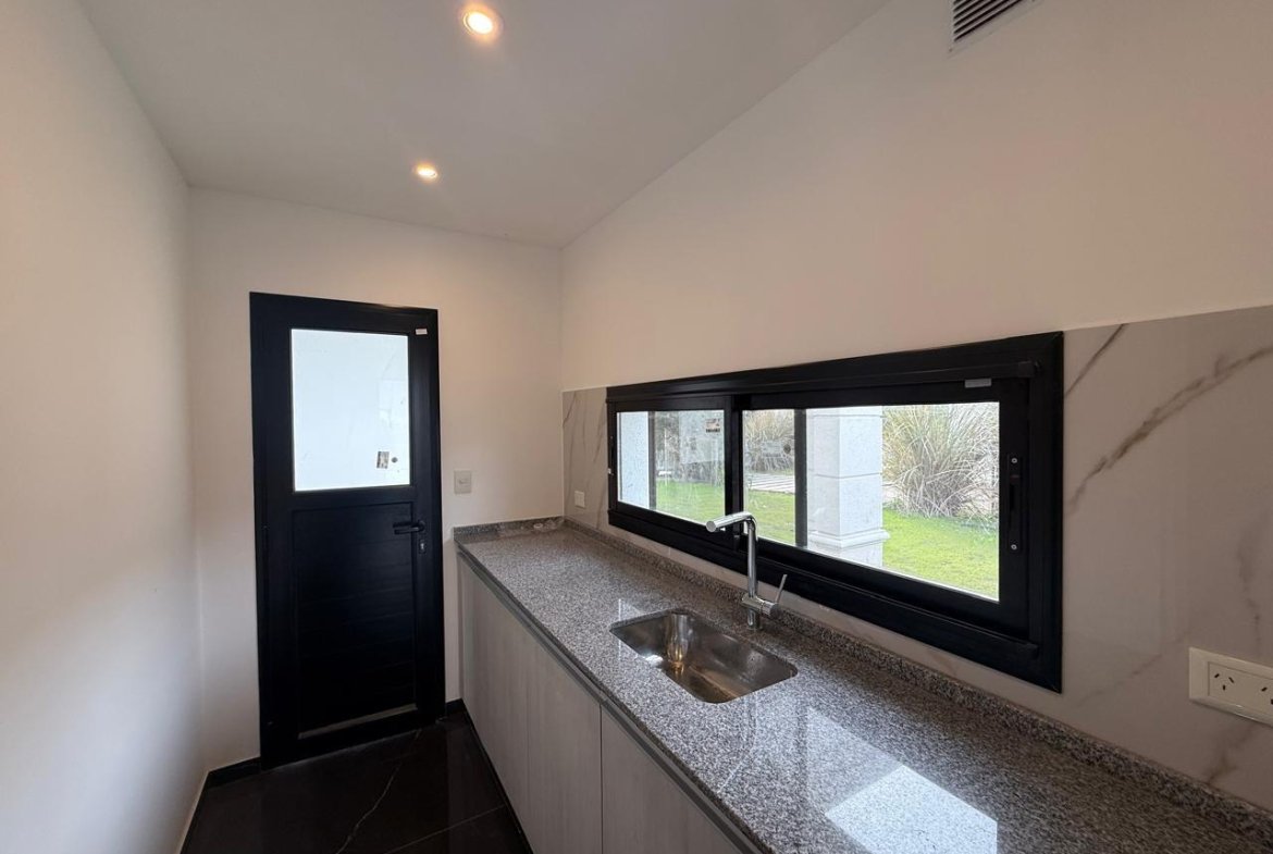 VENTA- CASA- CINCO AMBIENTES-CAYEGORIA-PARRILLA-PILETA-BALCON ATERRAZADO-LAGOS DE CANNING-