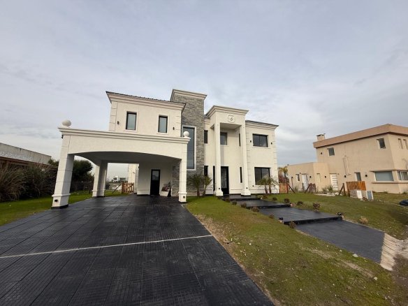 VENTA- CASA- CINCO AMBIENTES-CAYEGORIA-PARRILLA-PILETA-BALCON ATERRAZADO-LAGOS DE CANNING-