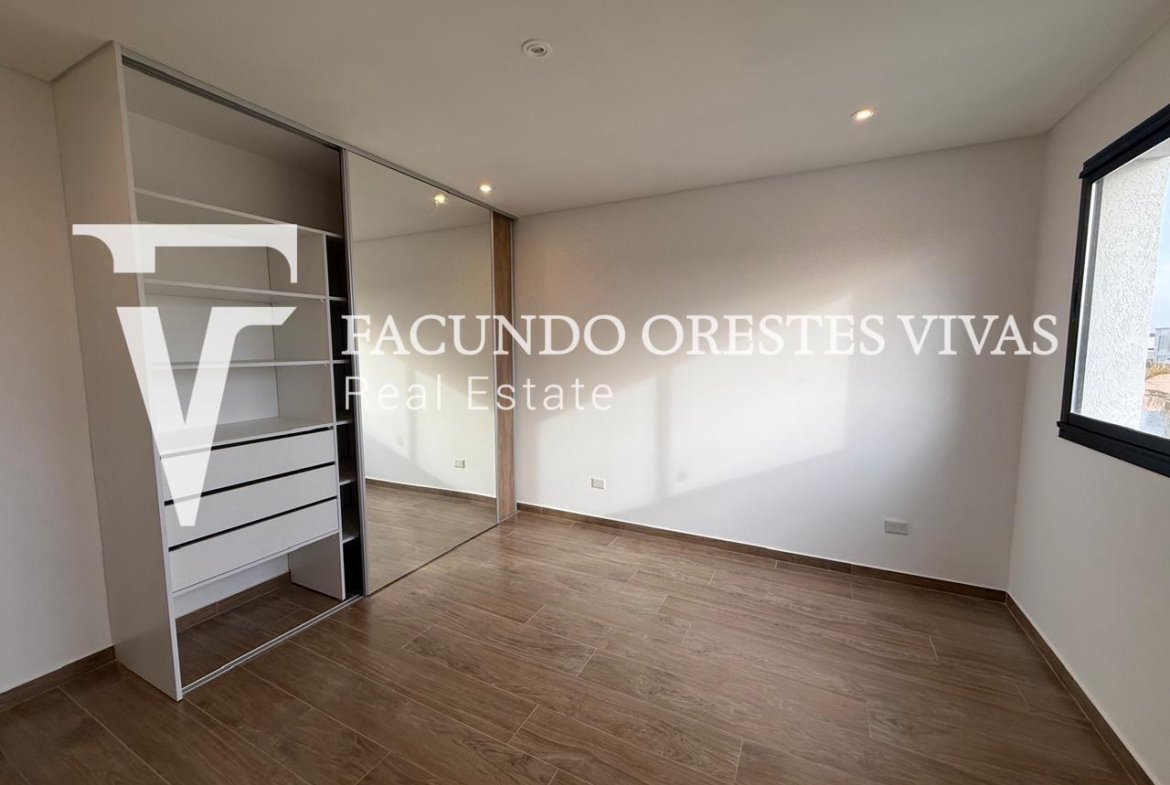 VENTA- CASA- CINCO AMBIENTES-CAYEGORIA-PARRILLA-PILETA-BALCON ATERRAZADO-LAGOS DE CANNING-