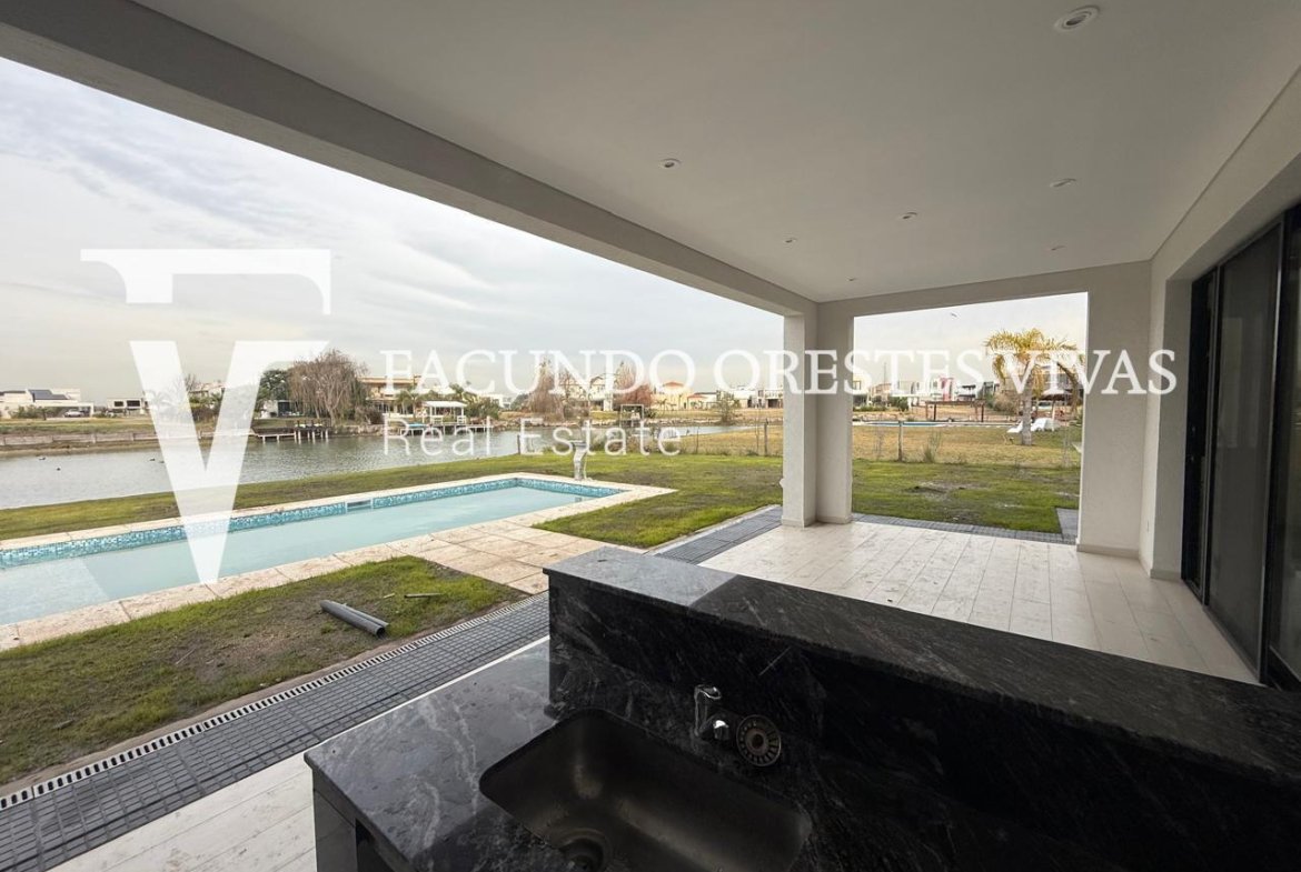VENTA- CASA- CINCO AMBIENTES-CAYEGORIA-PARRILLA-PILETA-BALCON ATERRAZADO-LAGOS DE CANNING-