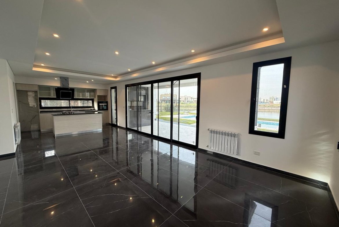 VENTA- CASA- CINCO AMBIENTES-CAYEGORIA-PARRILLA-PILETA-BALCON ATERRAZADO-LAGOS DE CANNING-