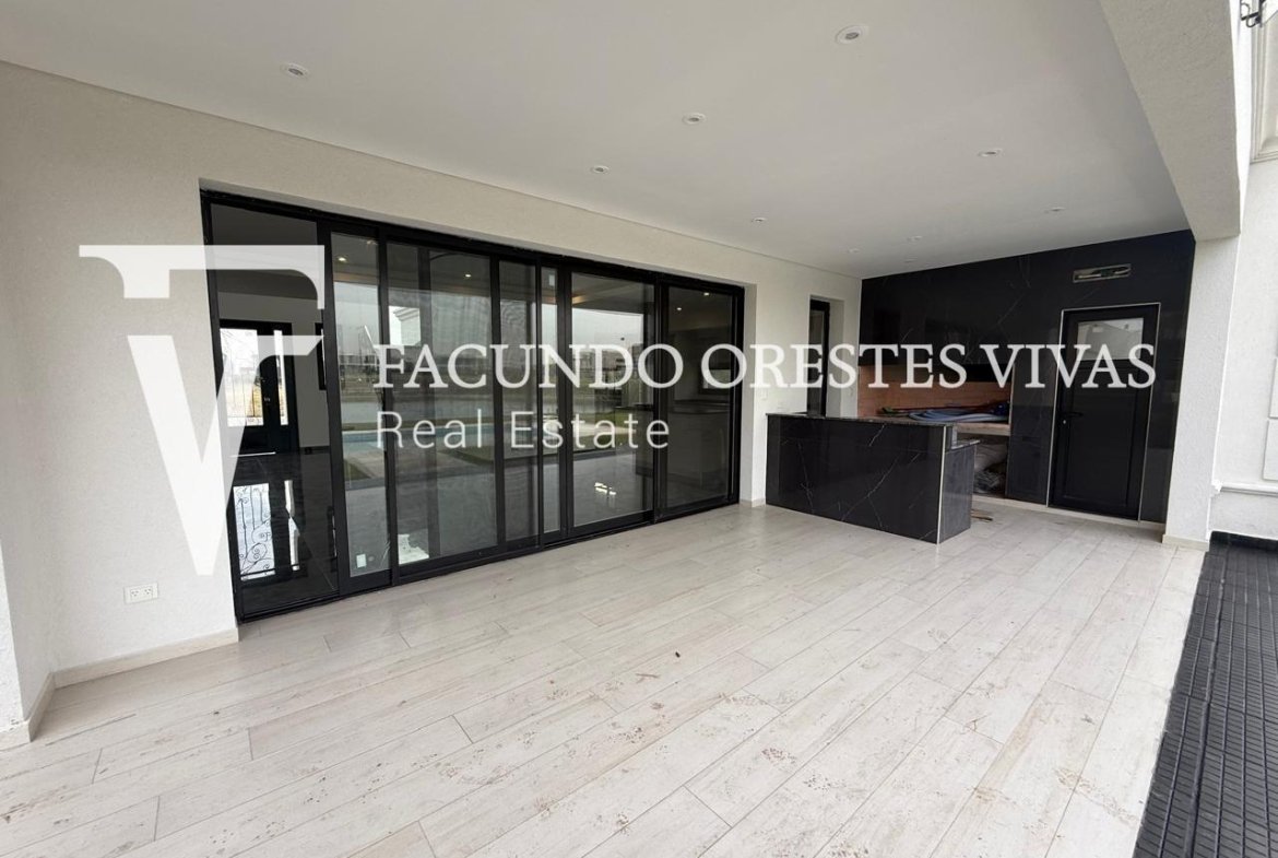 VENTA- CASA- CINCO AMBIENTES-CAYEGORIA-PARRILLA-PILETA-BALCON ATERRAZADO-LAGOS DE CANNING-