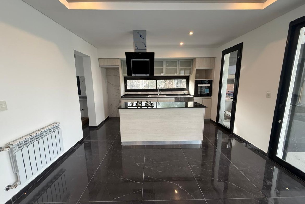 VENTA- CASA- CINCO AMBIENTES-CAYEGORIA-PARRILLA-PILETA-BALCON ATERRAZADO-LAGOS DE CANNING-