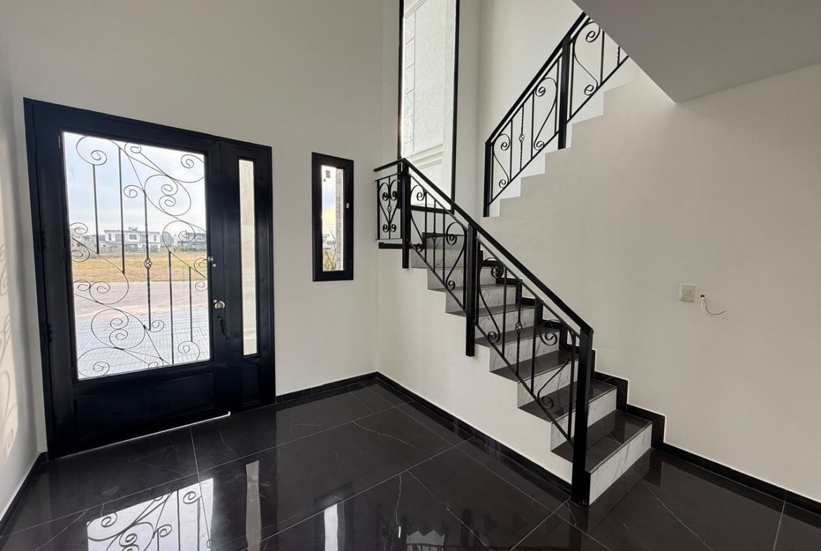 VENTA- CASA- CINCO AMBIENTES-CAYEGORIA-PARRILLA-PILETA-BALCON ATERRAZADO-LAGOS DE CANNING-