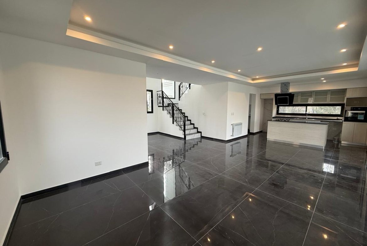 VENTA- CASA- CINCO AMBIENTES-CAYEGORIA-PARRILLA-PILETA-BALCON ATERRAZADO-LAGOS DE CANNING-