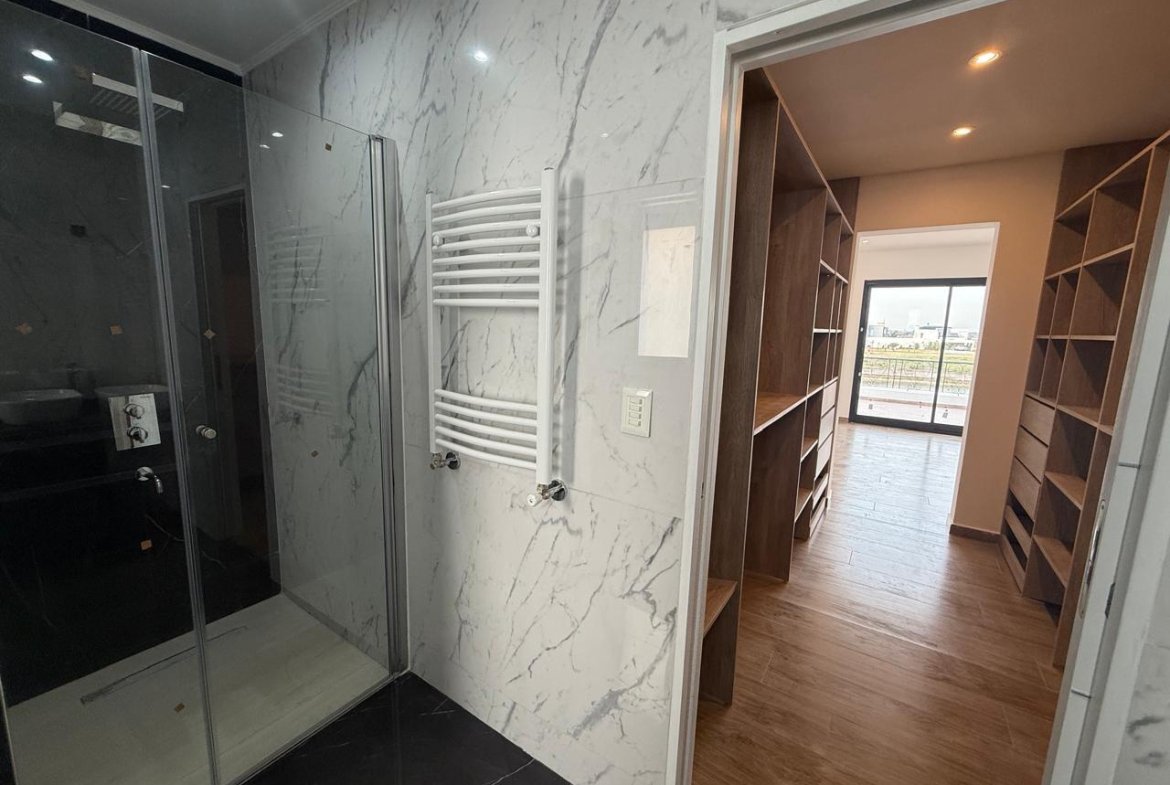 VENTA- CASA- CINCO AMBIENTES-CAYEGORIA-PARRILLA-PILETA-BALCON ATERRAZADO-LAGOS DE CANNING-