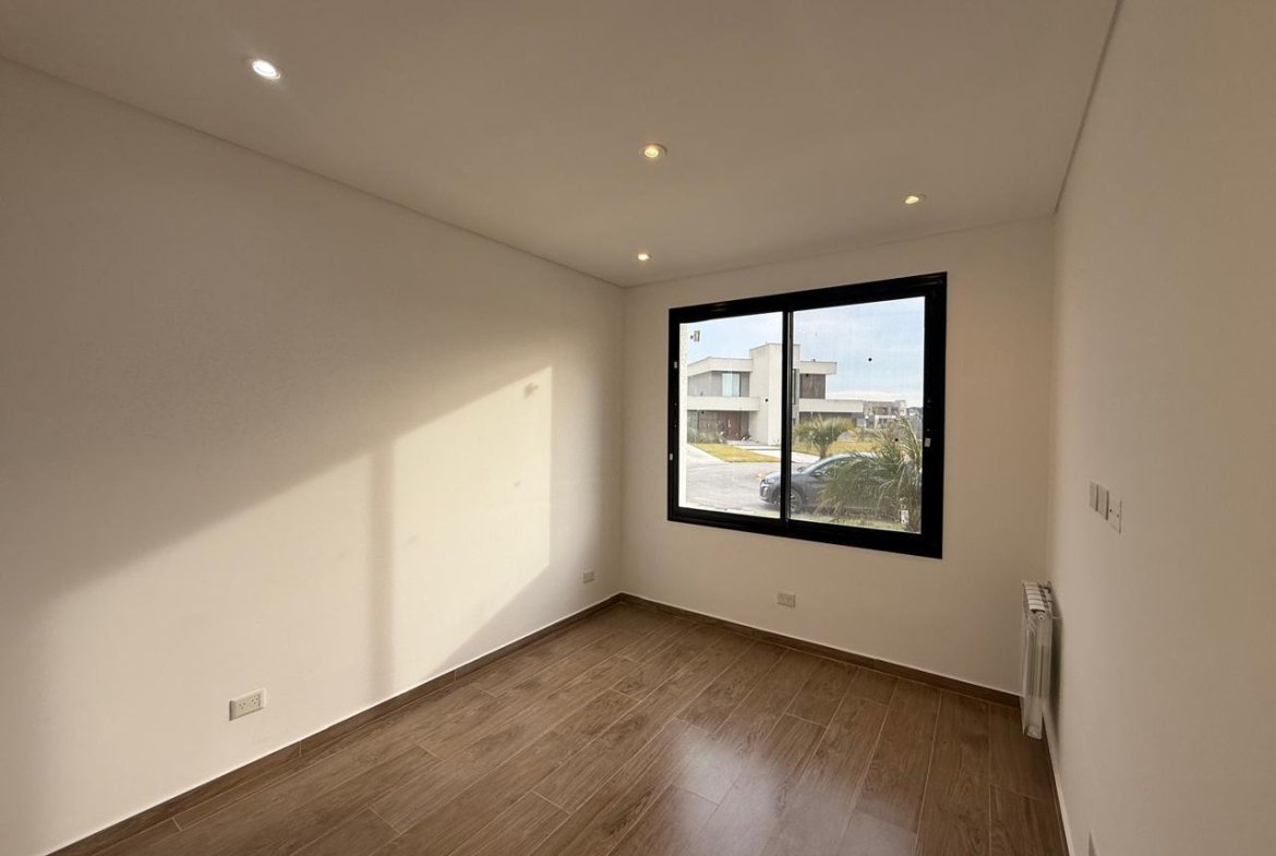 VENTA- CASA- CINCO AMBIENTES-CAYEGORIA-PARRILLA-PILETA-BALCON ATERRAZADO-LAGOS DE CANNING-