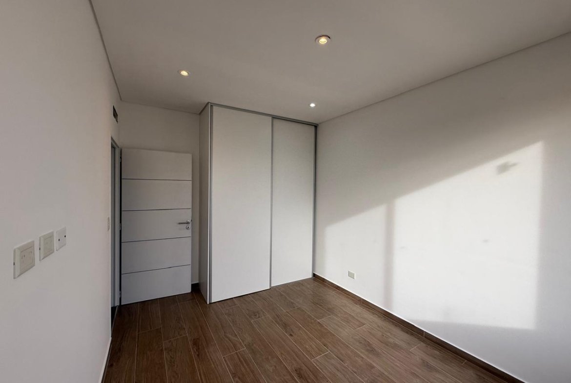 VENTA- CASA- CINCO AMBIENTES-CAYEGORIA-PARRILLA-PILETA-BALCON ATERRAZADO-LAGOS DE CANNING-