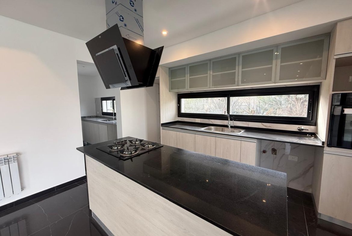 VENTA- CASA- CINCO AMBIENTES-CAYEGORIA-PARRILLA-PILETA-BALCON ATERRAZADO-LAGOS DE CANNING-